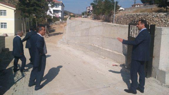 İlçe Milli Eğitim Müdürü Zeki AKKAN, Kamile Akbay İlkokulu İhata Duvarı Yapımını İnceledi.
